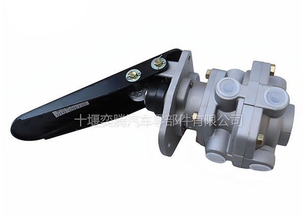 東風(fēng)EQ1118 2102腳制動(dòng)閥總成3514AD-010氣制動(dòng)閥帶踏板剎車總泵